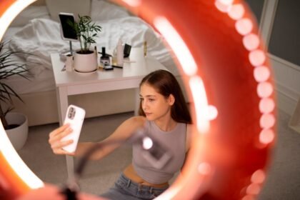 Makeup for Different Lighting Environments (LED, Natural, Fluorescent)